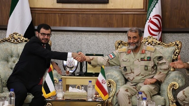 قائد قوات حرس الحدود الإيراني، العميد قاسم رضائي، وقائد قوات خفر السواحل الإماراتي، العميد محمد علي مصلح الأحبابي، خلال لقائهما في طهران
