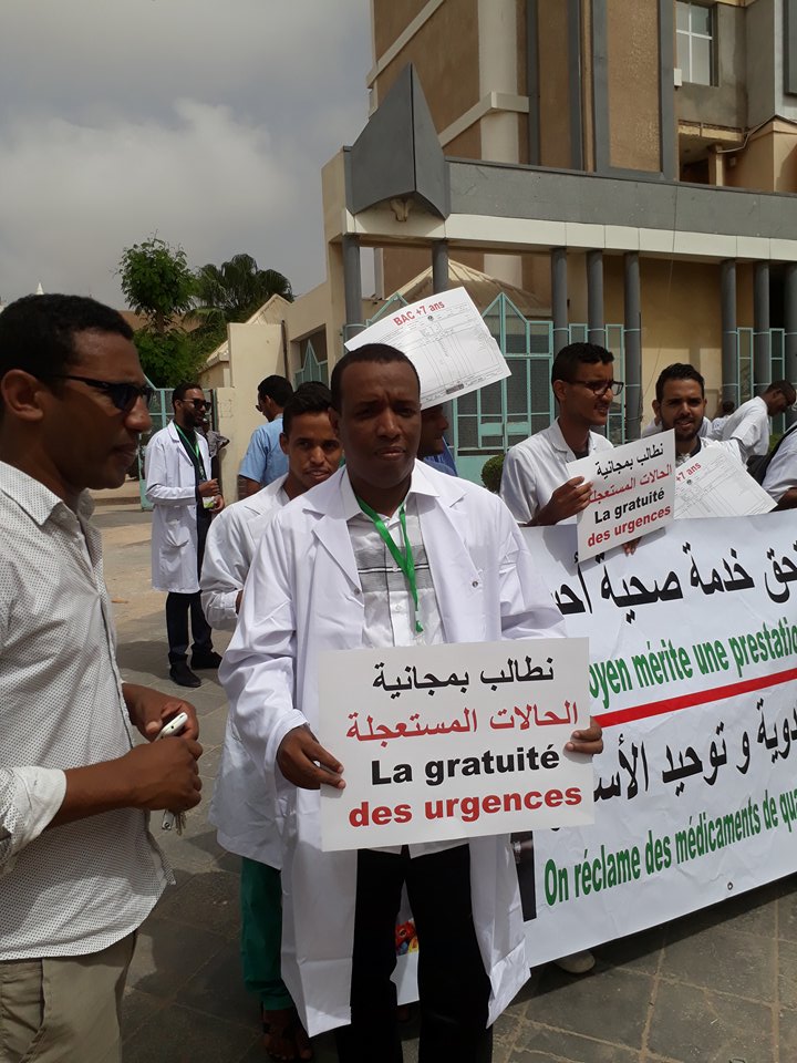 أكثر من مائتي طبيب يتظاهرون رفضا لواقع الصحة بالبلد