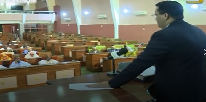 شاهد بالفيديو: وزير المالية خاشع في حضرة "المدح" الشخصي!!