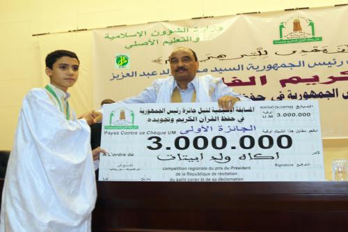 رئيس الجمهورية يسلم الجائزة في نسخة سابقة (أرشيف)
