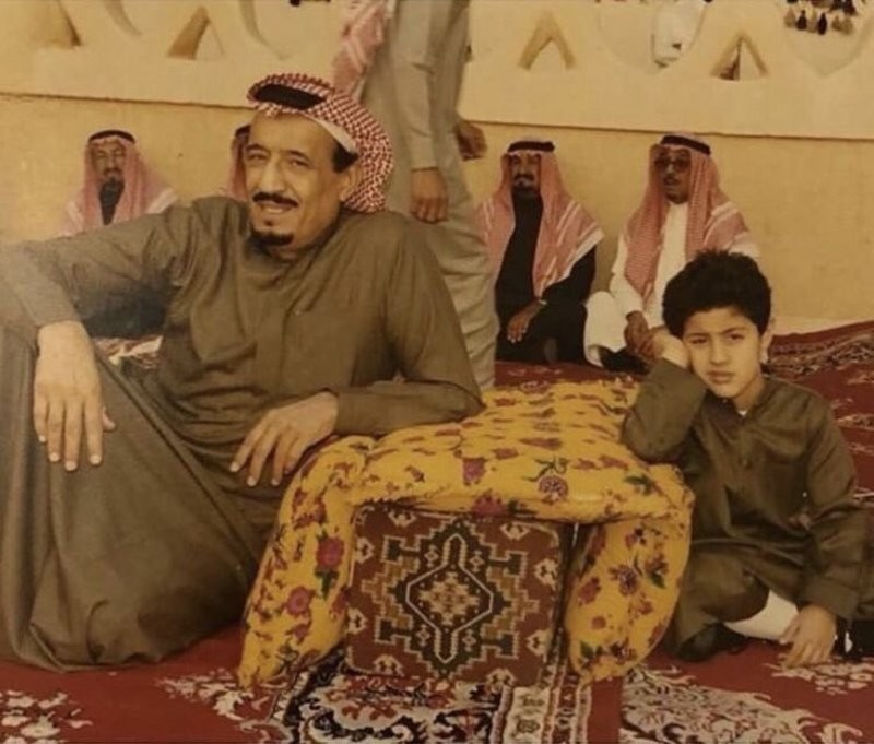 من الصبي الجالس إلى جانب الملك سلمان بن عبد العزيز؟ (صور)