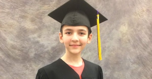 عمره 14 سنة.. وحاصل على شهادتين جامعيتين!