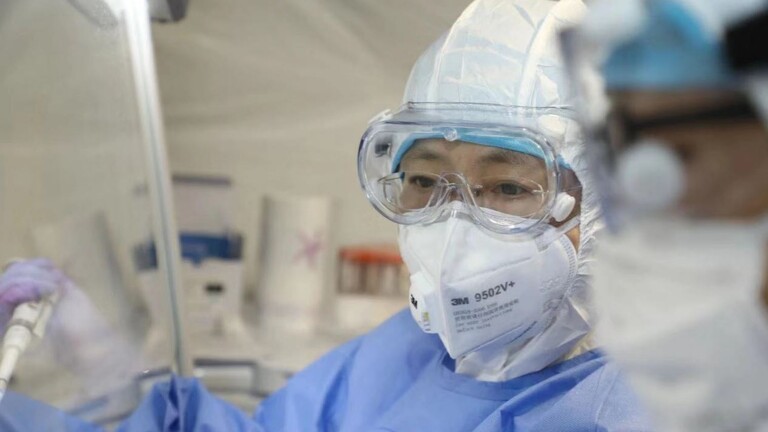 سلطات الصين تسمح رسميا ببدء الاختبارات السريرية لأول لقاح ضد "COVID-19"