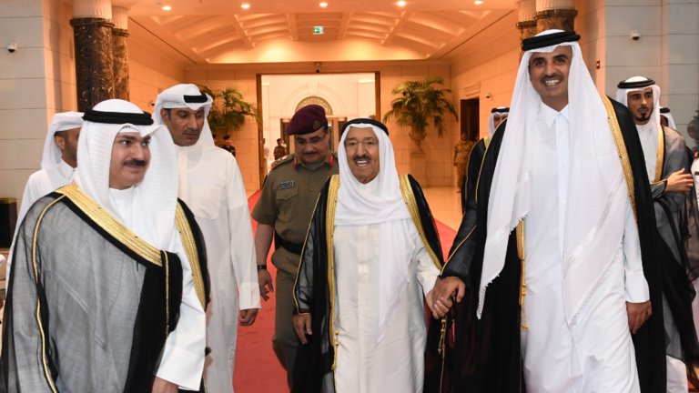 أمير الكويت، الشيخ صباح الأحمد الجابر الصباح، يستقبل أمير قطر، السيخ تميم بن حمد آل ثاني، في الكويت، يوم 19 مايو 2019