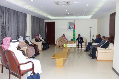  وزير التجارة والاستثمار السعودي خلال لقاء الوزير الأول به
