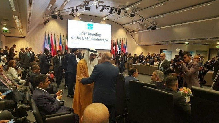 مصافحة الوزيرين على هامش اجتماع "أوبك"، 1 يوليو 2019