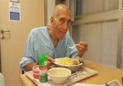 بعد السجن والمرض.. صورة بائسة للمجرم يهود أولمرت