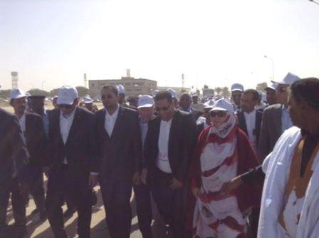 وزير يضحك أثناء قيادة زملائه في مسيرة لمحاربة الرشوة!