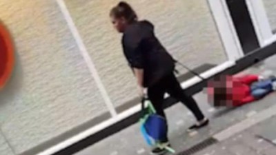 بريطانية تروّع المارة وتظهر بفيديو تجر طفلا على الرصيف