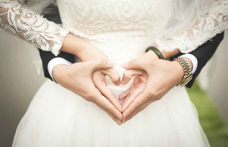 اردني يتحدّى زوجته ويتزوّج بثلاث سوريات دفعة واحدة