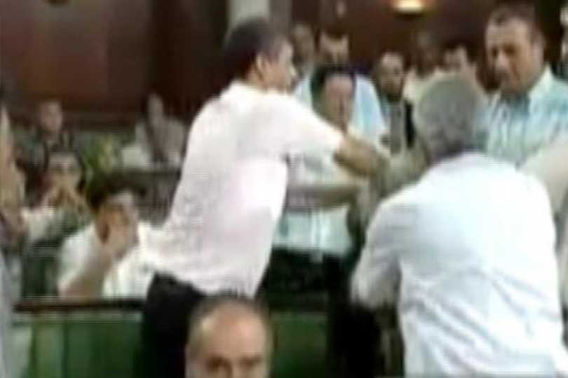 جدل في تونس إثر عراك بالأيدي بين نائبين من الائتلاف الحاكم