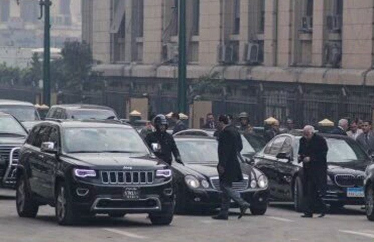 سائقو سيارات ثري سعودي يحتجون ويطالبونه بـ5 مليون يورو