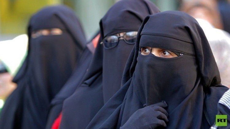 تغريم مسلمة 30 ألف يورو لرفضها خلع النقاب بمكان عام في إيطاليا