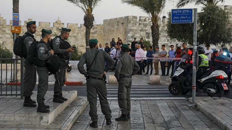 القوات الإسرائيلية تبعد 350 فلسطينيا عن القدس