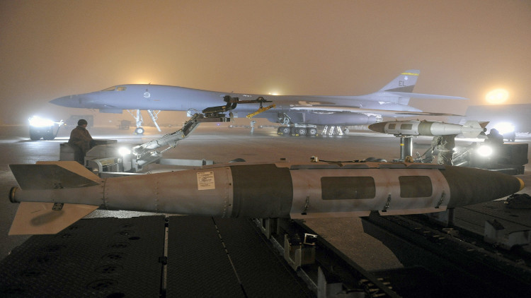القاذفة الاستراتيجية الأمريكية B-1B
