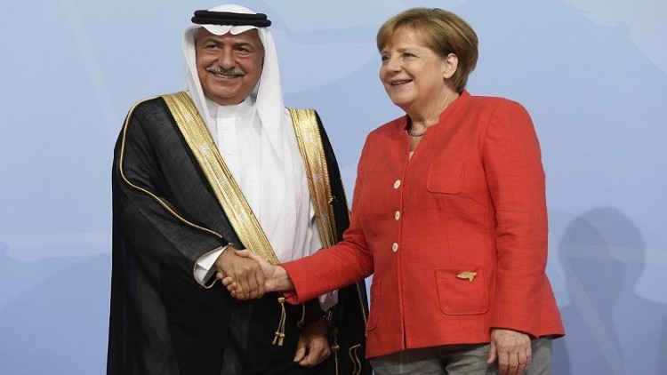 المستشارة الألمانية أنغيلا ميركل ورئيس الوفد السعودي في قمة العشرين، وزير الدولة عضو مجلس الوزراء السعودي إبراهيم بن عبد العزيز العساف