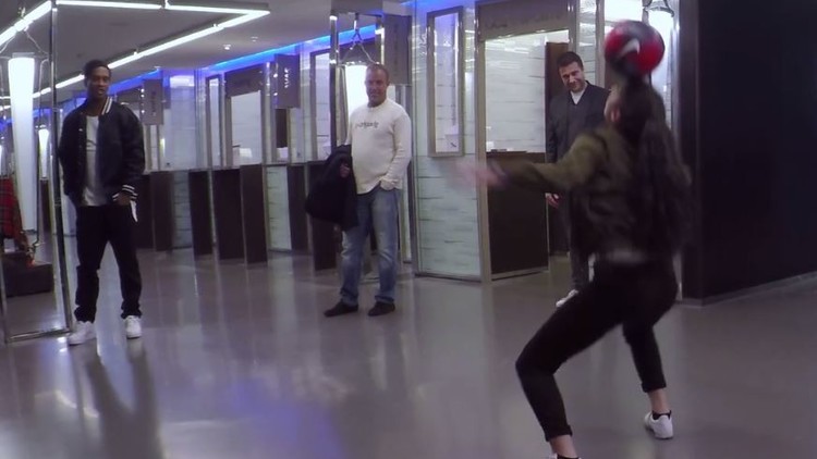 فيديو.. فتاة تذهل رونالدينيو بمهاراتها الكروية!