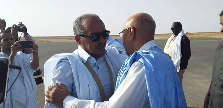 الشيخ ولد باي يعانق يصافح غزواني عند المدرج