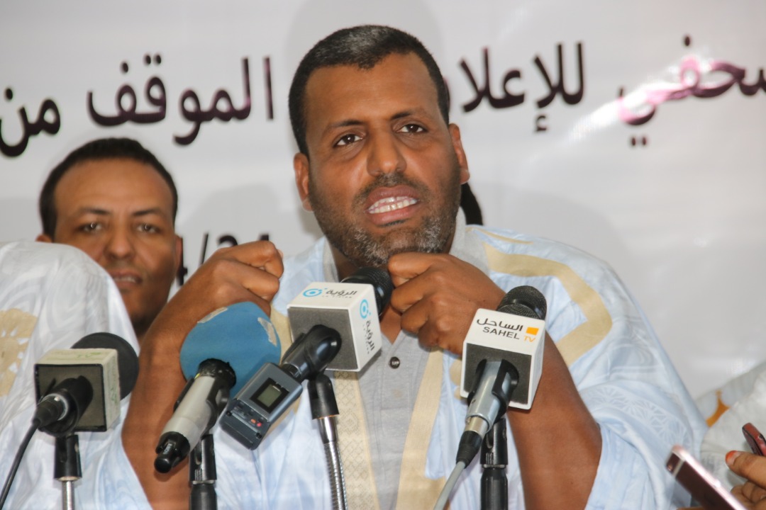 أباي ولد الطلبة أثناء حديثه في المؤتمر الصحفي