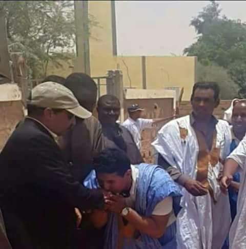 شاب يقبل يد رئس الجمهورية