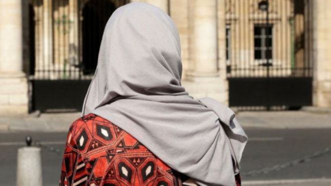 كان حُكما مثيرا للجدل أصدرته محكمة بشأن حظر ارتداء البوركيني على شواطئ فرنسا قد ألغي على خلفية الحريات المدنية.