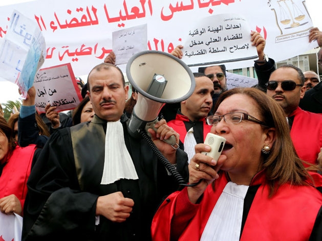 قضاة تونس يدخلون في إضراب عام... والحكومة تتراجع ع