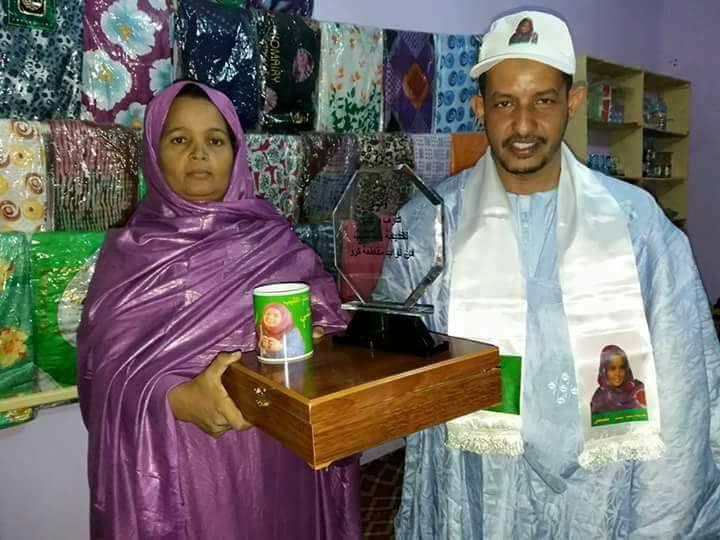 النائب أثناء تقديم الهدية
