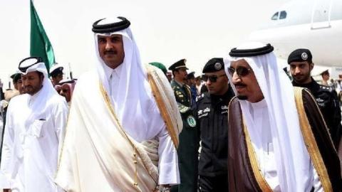 الملك سلمان بن عبد العزيز وأمير قطر الشيخ تميم بن حمد آل ثاني