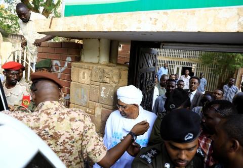 أول ظهور للرئيس السوداني المعزول منذ الإطاحة بحكمه