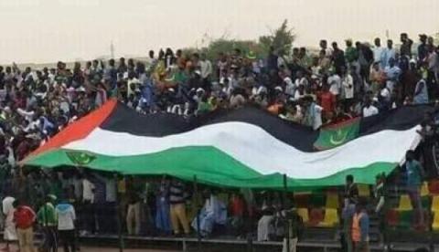 الجماهير ترفع العلم الفلسطيني داخل المعلب