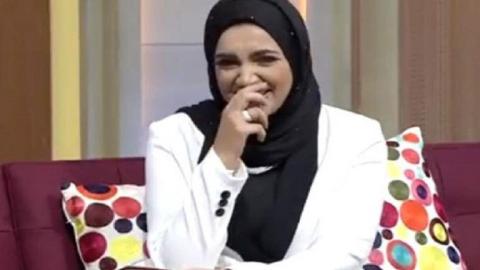 مذيعة خليجية تنفجر ضحكا بسبب "غرابة" ما قاله ضيفها!