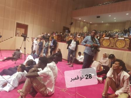 الصحافة في وضع استراخ بعض ساعات من الحبس خارج القاعة