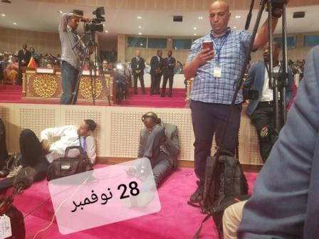 صحفيون بعضهم أجانب في حالة تعب
