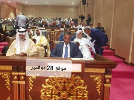 الوزير الأول منشغل بمطالعة جديد المواقع الإخبارية