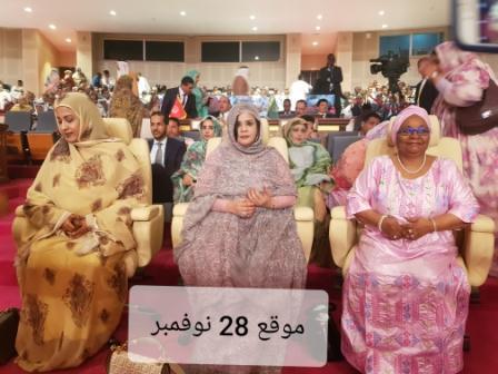 حرم الرئيس المالي إلى جانب سيدتا القصر المنصرفة والحالية