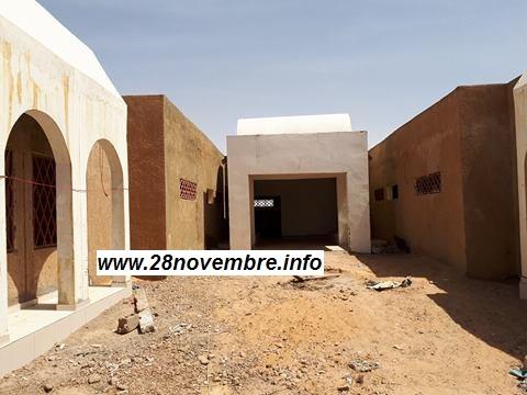 المركز الصحى الجديد مهمل للحيوانات السائبة (رغم وصوله إلى السقف)