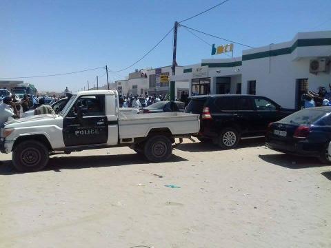 إعادة تمثيل عملية السطو على البنك بحضور مئات المتفرجين (صور)