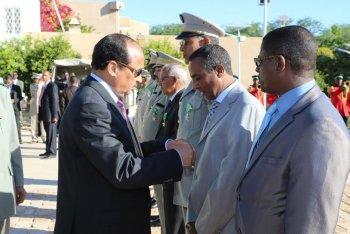 سيدي محمد ولد جدو الملقب سيداتي أثناء توشيحه في وقت سابق من طرف الرئيس