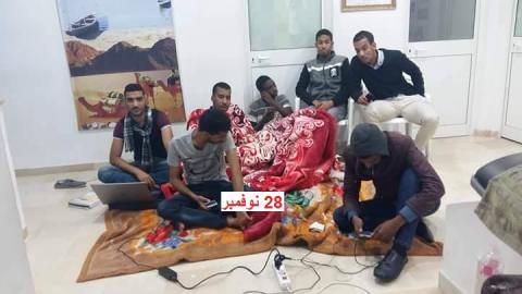  وضع "اللحامة" على باب سفار بداخلها طلاب في تونس