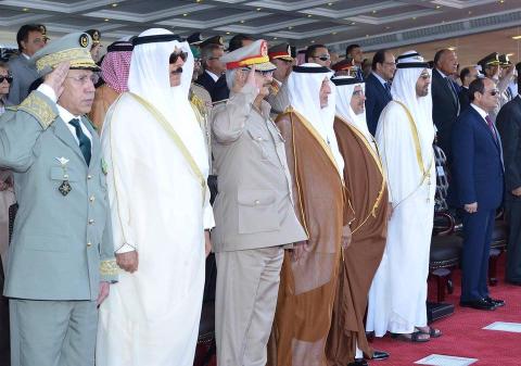 قائد اركان الجيوش الوطنية في أقصى يسار الصورة وبالقرب منه المشير حفتر
