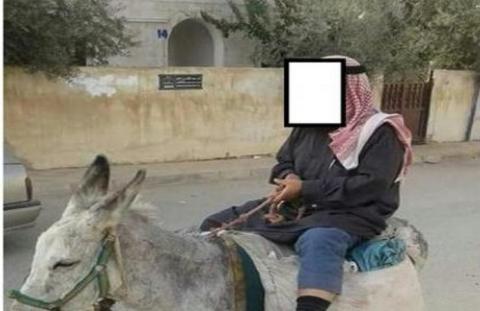 معلم أردني حاصل على الدكتوارة يتوجّه إلى عمله على “حمار”