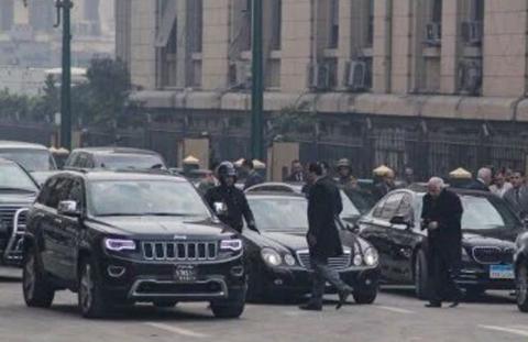سائقو سيارات ثري سعودي يحتجون ويطالبونه بـ5 مليون يورو