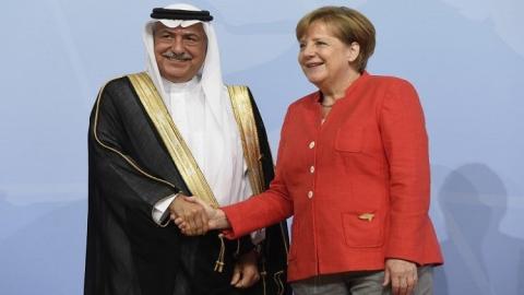 المستشارة الألمانية أنغيلا ميركل ورئيس الوفد السعودي في قمة العشرين، وزير الدولة عضو مجلس الوزراء السعودي إبراهيم بن عبد العزيز العساف