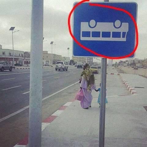 شاهد الخط الأحمر على الصورة يظهر السيارة المسموح لها بالعبور مقلوبة!