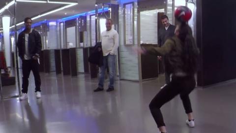 فيديو.. فتاة تذهل رونالدينيو بمهاراتها الكروية!