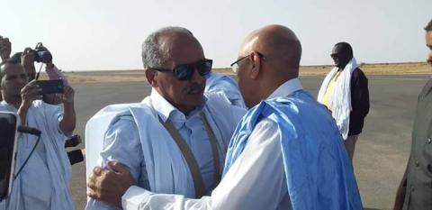الشيخ ولد باي يعانق يصافح غزواني عند المدرج