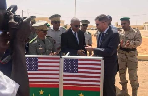 أنظر العلم الموريتاني أسفل العلم الامريكي!!