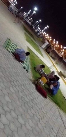 جلسة شاي على اطراف الساحة