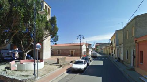 ظلت شوارع مدينة زيرفوليو في غرب سردينيا في إيطاليا نظيفة رغم غياب كامل لعمال النظافة بفضل عمدة المدينة الذي نظف الشوارع بنفسه