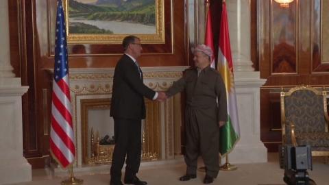 آشتون كارتر ومسعود بارزاني خلال اللقاء في أربيل